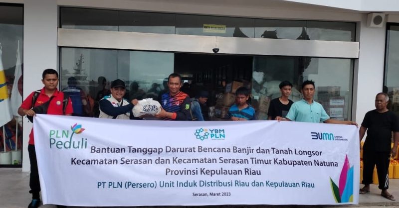 PT PLN (Persero) melalui Tanggung Jawab Sosial dan Lingkungan (TJSL) PLN Peduli hadir memberikan bantuan kepada korban tanah longsor dan banjir di Pulau Serasan, Kabupaten Natuna. Foto: PLN Batam untuk INIKEPRI.COM 