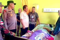 Gubernur Ansar Ahmad menjenguk korban longsor di Pulau Serasan di Rumah Sakit Umum Daerah (RSUD) Natuna di Ranai. Foto: Diskominfo Kepri 