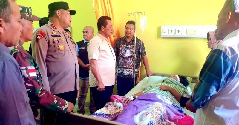 Gubernur Ansar Ahmad menjenguk korban longsor di Pulau Serasan di Rumah Sakit Umum Daerah (RSUD) Natuna di Ranai. Foto: Diskominfo Kepri 