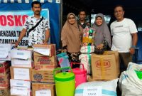 Komunitas Penikmat Kopi Pantai Piwang (KPKPP) dengan melakukan gerakan aksi sosial dengan menyalurkan sumbangan dari masyarakat, berupa sembako, susu, pampers dan pakaian bekas layak pakai ke korban bencana di Serasan, Kabupaten Natuna. Foto: Dok. KPKPP untuk INIKEPRI.COM 