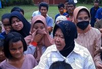 Menteri Sosial, Tri Rismaharini saat bersama warga pegungsi bencana tanah longsor di Desa Payak, Serasan Timur, Natuna, Kepulauan Riau, Jumat (10/3/2023). Foto: ANTARA/Cherman/aa.
