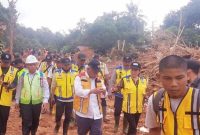 Cen Sui Lan Anggota Komisi V DPR RI Fraksi Golkar Dapil Kepri bersama Basuki Hadi Mulyono Menteri PUPR dan Muhadjir Effendy Menko PMK meninjau lokasi pascanbencana longsor d Serasan, Natuna. Foto: dok/suaraserumpun.com