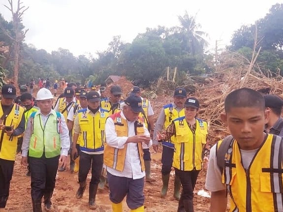 Cen Sui Lan Anggota Komisi V DPR RI Fraksi Golkar Dapil Kepri bersama Basuki Hadi Mulyono Menteri PUPR dan Muhadjir Effendy Menko PMK meninjau lokasi pascanbencana longsor d Serasan, Natuna. Foto: dok/suaraserumpun.com