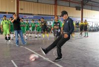 Wakil Wali Kota Batam yang juga Ketua MD KAHMI Amsakar Achmad membuka turnamen futsal KAHMI cup turnament 2023. Foto: Diskominfo Batam