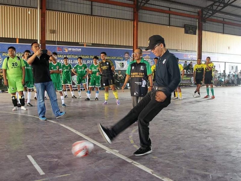 Wakil Wali Kota Batam yang juga Ketua MD KAHMI Amsakar Achmad membuka turnamen futsal KAHMI cup turnament 2023. Foto: Diskominfo Batam