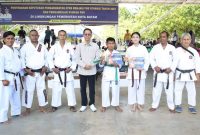 Wakil Wali Kota Batam Amsakar Achmad melihat langsung latihan gabungan yang ditaja Institut Karate Nasional (Inkanas) Batam di Dataran Engkuputri Batam, Minggu (12/3/2023) pagi. Foto: Diskominfo Batam