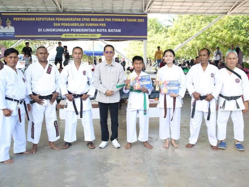 Wakil Wali Kota Batam Amsakar Achmad melihat langsung latihan gabungan yang ditaja Institut Karate Nasional (Inkanas) Batam di Dataran Engkuputri Batam, Minggu (12/3/2023) pagi. Foto: Diskominfo Batam