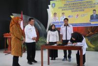 Penandatanganan Surat Perjanjian Kerja (SPK) Pendidik dan Tenaga Kependidikan (PTK) Non ASN di Kabupaten Lingga Tahun 2023 disaksikan Gubernur Kepulauan Riau, Ansar Ahmad. Foto: Diskominfo Kepri 