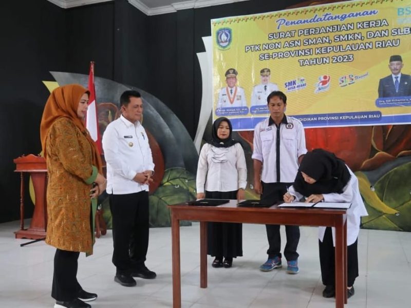 Penandatanganan Surat Perjanjian Kerja (SPK) Pendidik dan Tenaga Kependidikan (PTK) Non ASN di Kabupaten Lingga Tahun 2023 disaksikan Gubernur Kepulauan Riau, Ansar Ahmad. Foto: Diskominfo Kepri 