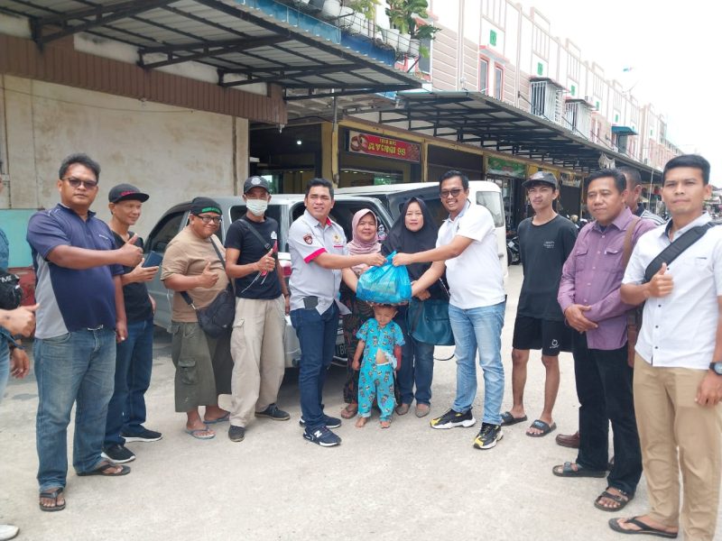Puluhan tokoh masyarakat di Tanjungpiayu, Kota Batma, khususnya warga sekitar lokasi Sekolah Menengah Kejuruan Negeri (SMKN) 9 Batam, menyampaikan terimakasih atas dukungan Kepolisian Daerah (Polda) Kepulauan Riau terhadap lembaga pendidikan itu. Foto:INIKEPRI.COM 