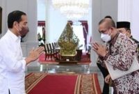 Presiden Joko Widodo (kiri) menerima ketua dan anggota Komisi Pemilihan Umum (KPU) di Istana Merdeka, Jakarta, Senin (30/5/2022). Foto: BPMI Setpres