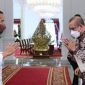Presiden Joko Widodo (kiri) menerima ketua dan anggota Komisi Pemilihan Umum (KPU) di Istana Merdeka, Jakarta, Senin (30/5/2022). Foto: BPMI Setpres