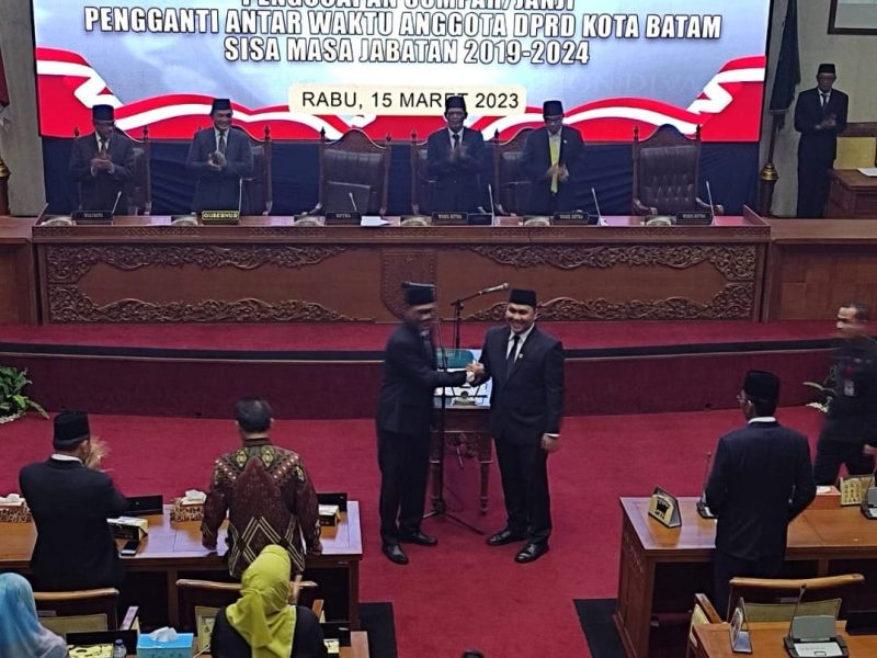 Rival Pribadi Resmi Dilantik menjadi anggota DPRD Kota Batam dan sekaligus menjabat sebagai Sekretaris Komisi II, Rabu, 15 Maret 2023. Foto: INIKEPRI.COM 