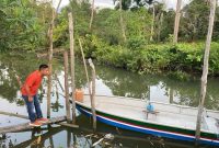 Wakil Bupati Lingga Neko Wesha Pawelloy saat melihat kondisi Sungai Tanda, Daik, Lingga. Foto: INIKEPRI.COM 