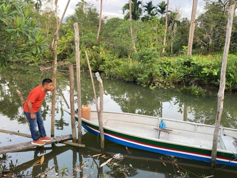 Wakil Bupati Lingga Neko Wesha Pawelloy saat melihat kondisi Sungai Tanda, Daik, Lingga. Foto: INIKEPRI.COM 