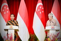 Presiden Jokowi dalam pernyataan pers bersama Perdana Menteri (PM) Singapura Lee Hsien Loong, Kamis (16/03/2023), usai Leaders’ Retreat, di Singapura. Foto: BPMI Setpres