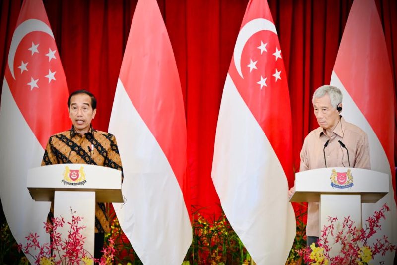Presiden Jokowi dalam pernyataan pers bersama Perdana Menteri (PM) Singapura Lee Hsien Loong, Kamis (16/03/2023), usai Leaders’ Retreat, di Singapura. Foto: BPMI Setpres