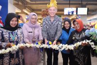 Wali kota Tanjungpinang menghadiri dan Potong Pita bersama di acara Relaunching Hypermart di TCC Mall Tanjungpinang, Jumat 17 Maret 2023. Foto: Diskominfo Tanjungpinang
