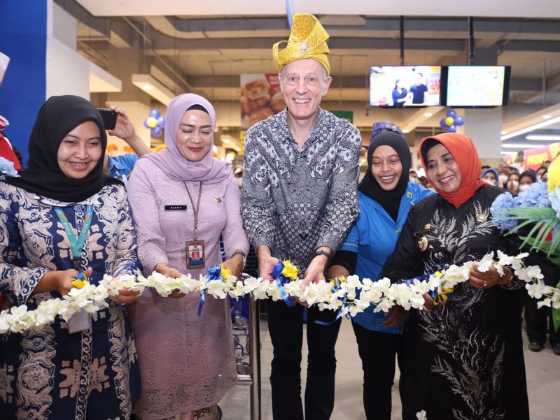 Wali kota Tanjungpinang menghadiri dan Potong Pita bersama di acara Relaunching Hypermart di TCC Mall Tanjungpinang, Jumat 17 Maret 2023. Foto: Diskominfo Tanjungpinang 