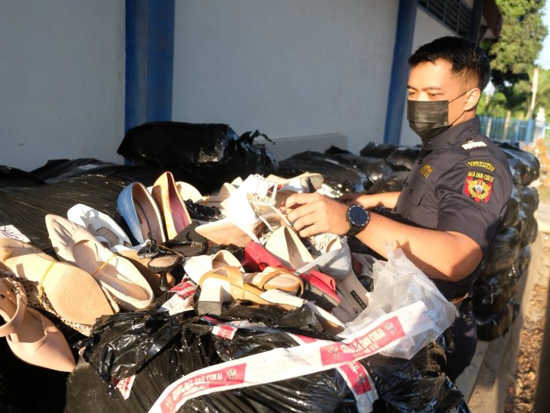 Bea Cukai Batam berhasil mengamankan ratusan koli barang bekas yang hendak
dikeluarkan dari Batam menuju Bintan yang diangkut menggunakan truk melalui Pelabuhan Roro Telaga Punggur pada tanggal 3 hingga 6 Maret 2023. Foto: Dok. Bea Cukai Batam untuk INIKEPRI.COM 