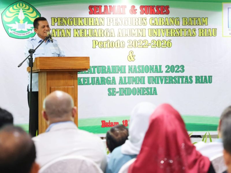 Gubernur Kepulauan Riau H. Ansar Ahmad menghadiri penatikan dan pengukuhan Ikatan Keluarga Alumni Universitas Riau (IKA-UNRI) Cabang Kota Batam Periode 2022 - 2026. Foto: Diskominfo Kepri 