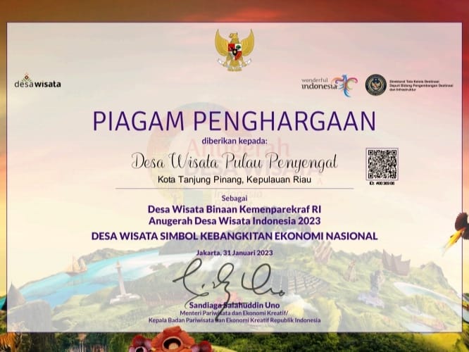 Pulau Penyengat mendapat piagam penghargaan sebagai Desa Wisata Binaan Kemenparekraf RI anugerah Desa Wisata Indonesia 2023, dengan tema Desa Wisata Simbol Kebangkitan Ekonomi Nasional, yang ditandatangani langsung oleh Menteri Sandiaga Salahudin Uno. Foto: Diskominfo Tanjungpinang 