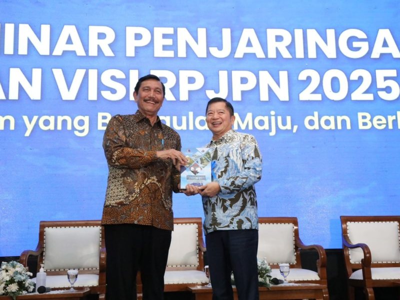 Menko Marves Luhur Binsar Panjaitan dan Menteri PPN/Kepala Bappenas Suharso Monoarfa di Seminar Penjaringan Masukan Visi RPJPN 2025-2045: Negara Maritim yang Berdaulat, Maju, dan Berkelanjutan di Gedung Bappenas, Senin (20/3/2023). Foto: Bapenas