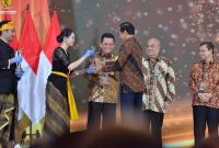 Gubernur Kepulauan Riau H. Ansar Ahmad menerima langsung penghargaan dari Presiden RI Joko Widodo. Foto: Diskominfo Kepri 