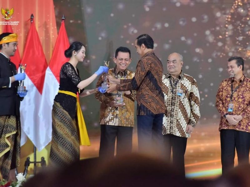 Gubernur Kepulauan Riau H. Ansar Ahmad menerima langsung penghargaan dari Presiden RI Joko Widodo. Foto: Diskominfo Kepri 