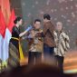 Gubernur Kepulauan Riau H. Ansar Ahmad menerima langsung penghargaan dari Presiden RI Joko Widodo. Foto: Diskominfo Kepri 