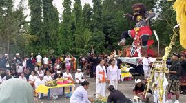 Memperingati Hari Raya Nyepi dan tahun baru saka, umat Hindu di Batam menggelar upacara kesanga dan festival ogoh-ogoh di Pura Agung Amerta Buana, Tiban Lama Batam Kepulauan Riau, Selasa 21 Maret 2023. Foto: INIKEPRI.COM 