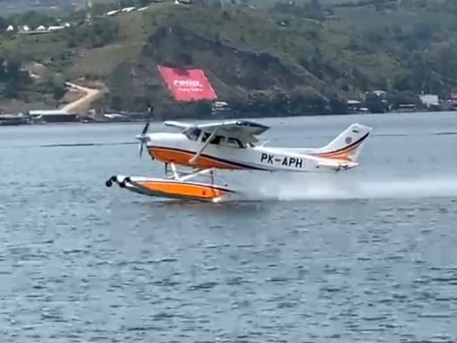 Pesawat Amfibi saat mendarat di Danau Toba, Sumatera Utara, beberapa waktu yang lalu. Foto: Kemenhub