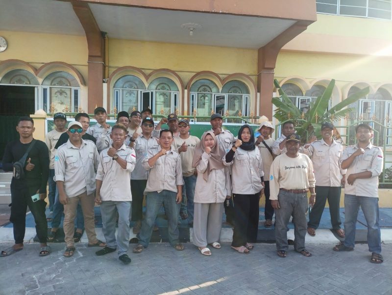 Yayasan Asma Husnul Khatimah dan Pemkab Bagikan Tajil di Belakangpadang. Foto:INIKEPRI.COM 