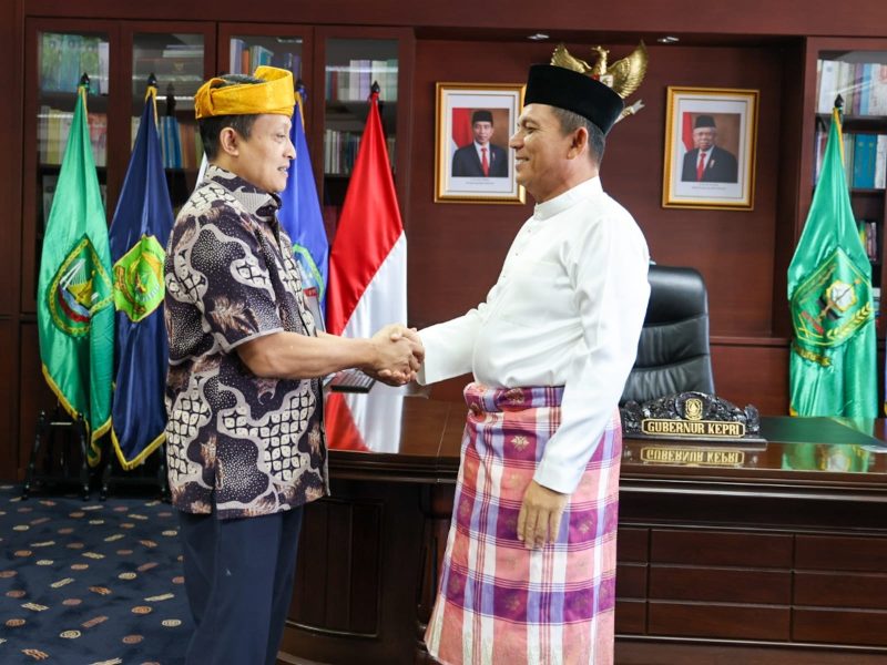 Gubernur Kepulauan Riau H. Ansar Ahmad bersilaturahmi bersama Kepala Kejaksaan Tinggi (Kejati) Kepri yang baru, Rudi Margono di Ruang Kerja Gubernur, Kantor Gubernur Kepri, Dompak. Foto: Diskominfo Kepri 