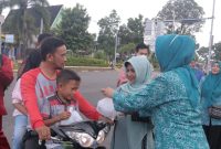 Wali Kota Tanjungpinang, Hj. Rahma, S.IP., M.M. bersama Tim Penggerak PKK Kota Tanjungpinang membagikan takjil gratis kepada warga, yang melintas di depan jalan Pamedan, Jum'at sore (24/3), menjelang buka puasa. Foto: Diskominfo Tanjungpinang