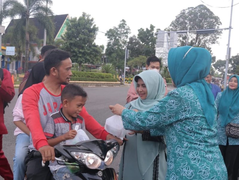 Wali Kota Tanjungpinang, Hj. Rahma, S.IP., M.M. bersama Tim Penggerak PKK Kota Tanjungpinang membagikan takjil gratis kepada warga, yang melintas di depan jalan Pamedan, Jum'at sore (24/3), menjelang buka puasa. Foto: Diskominfo Tanjungpinang 