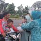 Wali Kota Tanjungpinang, Hj. Rahma, S.IP., M.M. bersama Tim Penggerak PKK Kota Tanjungpinang membagikan takjil gratis kepada warga, yang melintas di depan jalan Pamedan, Jum'at sore (24/3), menjelang buka puasa. Foto: Diskominfo Tanjungpinang
