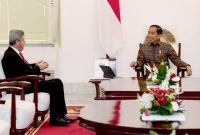Presiden Joko Widodo (Jokowi) menerima kunjungan Duta Besar Palestina untuk Indonesia, Zuhair Al-Shun, di Istana Merdeka, Jakarta, pada Jumat (24/03/2023). Foto: BPMI Setpres 