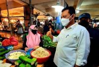 Gubernur Kepuauan Riau Ansar Ahmad saat meninjau Pasar di Tanjungpinang. Foto: Diskominfo Kepri 