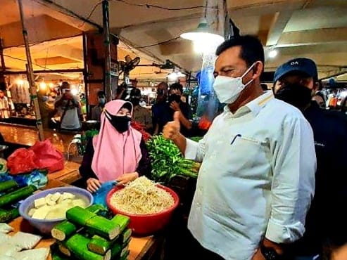 Gubernur Kepuauan Riau Ansar Ahmad saat meninjau Pasar di Tanjungpinang. Foto: Diskominfo Kepri 
