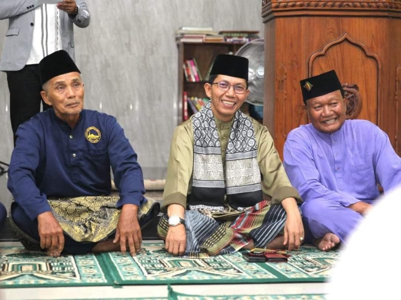 Wakil Wali Kota Batam Amsakar Achmad saat Safari Ramadan bersama rombongan di Masjid Temenggung Abdul Jamal, Kelurahan Bulang Lintang Kecamatan Bulang, Sabtu (25/3/2023). Foto: MC Batam
