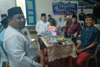 Anggota DPRD Provinsi Kepri Fraksi Golkar Hadi Candra berdiskusi dengan Kapal Desa Batu Gajah dan Camat Bunguran Timur usai sholat taraweh di Masjid Baitunnur Sebala. Foto: Bursakota.co.id