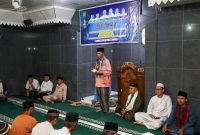 Wakil Wali Kota Batam Amsakar Achmad berbaur akrab dengan Masyarakat Pulau Air Raja Galang, Senin (27/3/2023). Silaturahmi ini sempena agenda Safari Ramadan yang digelar di Masjid Jami' Nurul Haq yang berlokasi di RT 001 RW 001. Foto: MC Batam 