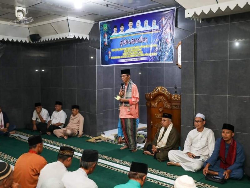 Wakil Wali Kota Batam Amsakar Achmad berbaur akrab dengan Masyarakat Pulau Air Raja Galang, Senin (27/3/2023). Silaturahmi ini sempena agenda Safari Ramadan yang digelar di Masjid Jami' Nurul Haq yang berlokasi di RT 001 RW 001. Foto: MC Batam 