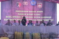 Konferensi pers pemusnahan pakaian impor ilegal, pada Selasa (28/3/2023). Foto: Tangkapan Layar Video Divhumas Polri 