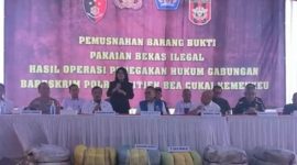 Konferensi pers pemusnahan pakaian impor ilegal, pada Selasa (28/3/2023). Foto: Tangkapan Layar Video Divhumas Polri 