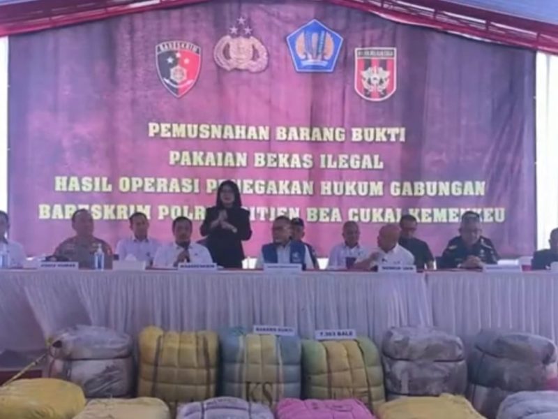 Konferensi pers pemusnahan pakaian impor ilegal, pada Selasa (28/3/2023). Foto: Tangkapan Layar Video Divhumas Polri 