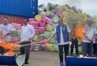 Menteri Perdagangan Zulkifli Hasan bersama Menteri Koperasi dan UKM Teten Masduki hadir dalam pemusnahan pakaian bekas di Cikarang, Kabupaten Bekasi, Selasa (28/3/2023). Foto: MPI/Advenia Elisabeth 