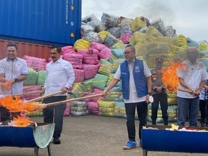 Menteri Perdagangan Zulkifli Hasan bersama Menteri Koperasi dan UKM Teten Masduki hadir dalam pemusnahan pakaian bekas di Cikarang, Kabupaten Bekasi, Selasa (28/3/2023). Foto: MPI/Advenia Elisabeth 