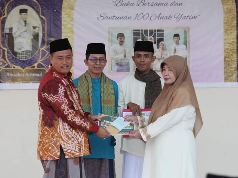 Wakil Wali Kota Batam Amsakar Achmad bersama pengurus Yayasan Asma Husnul Khatimah Belakangpadang. Foto: MC Batam 